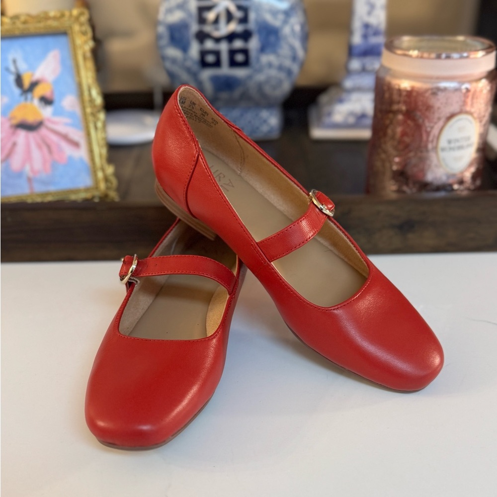 ❤️ NWOT NATURALIER RED LEATHER KELLY MARY JANE FLATS.